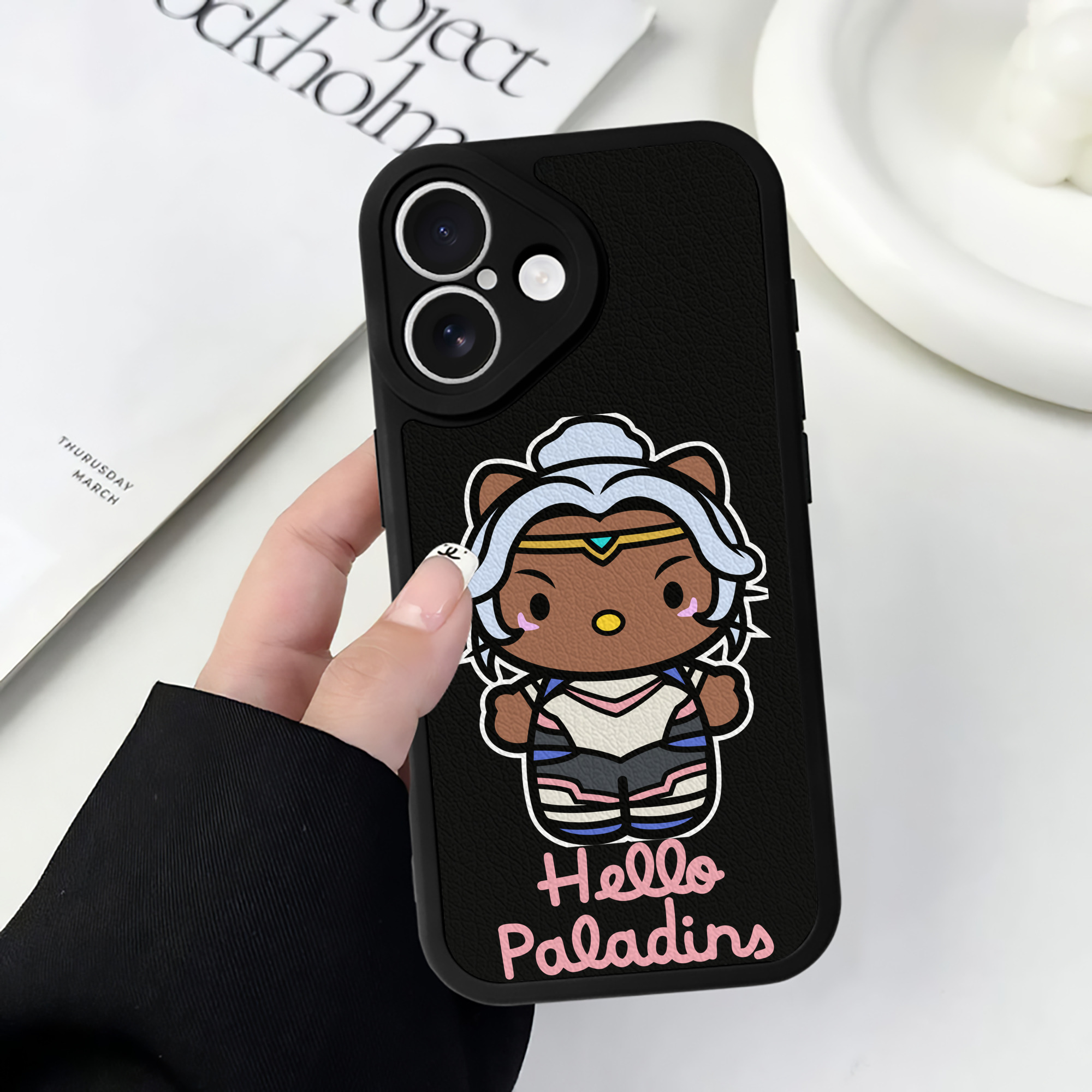 （画像用） Hello Kitty ハローキティ 【iPhone 16シリーズ対応】シリコンスマホケース（レザー調） 材質：シリコン
